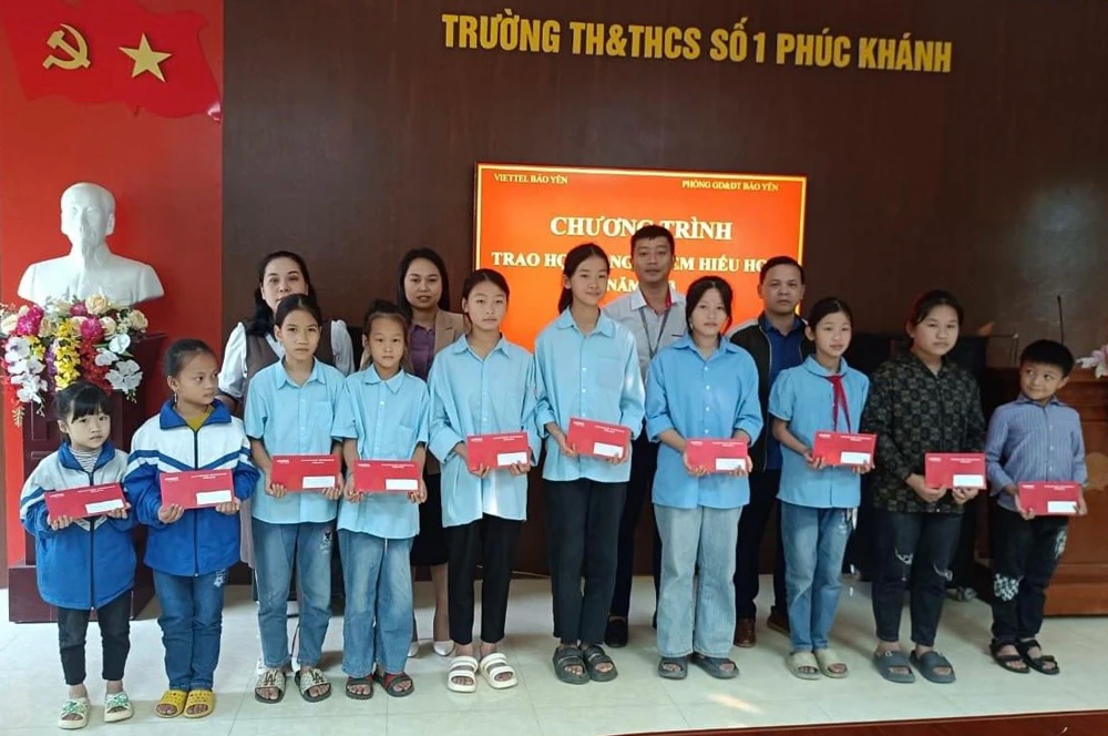 Trao học bổng cho các em học sinh có hoàn cảnh khó khăn xã Phúc Khánh.jpg