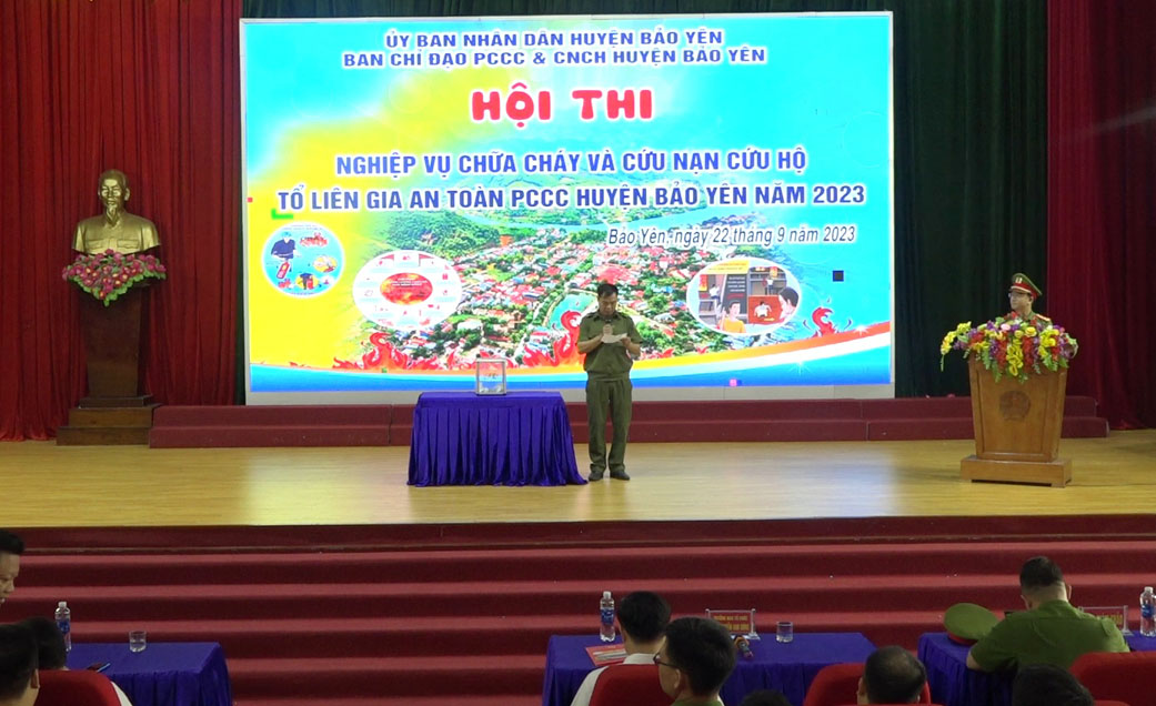 Đại diện đội thi trả lời câu hỏi kiến thức về công tác phòng cháy, chữa cháy và cứu nạn, cứu hộ. Các đội thi bốc thăm câu hỏi và trực tiếp trả lời các câu hỏi kiến thức về công tác phòng cháy chữa cháy và cứu nạn cứu hộ, nhận thức về luật phòng cháy chữa cháy.jpg