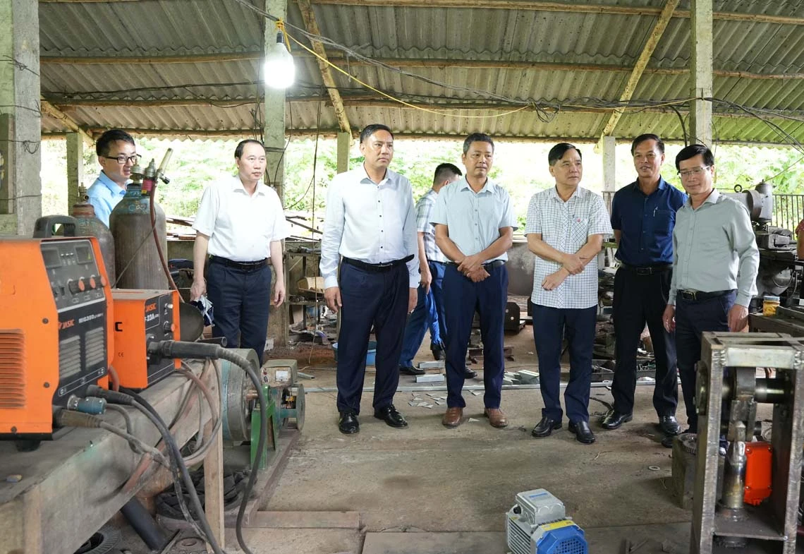 Thăm xưởng sản xuất cơ khí tại thôn Ải Nam.JPG