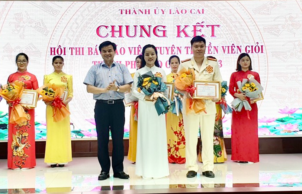 Trao giải Nhì cho các thí sinh. 5.png