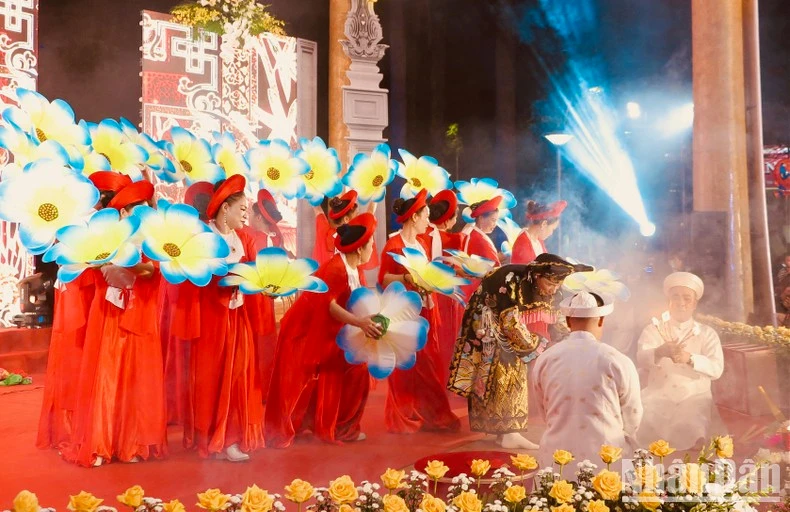 Trình diễn Thực hành tín ngưỡng thờ Mẫu Tam Phủ.
