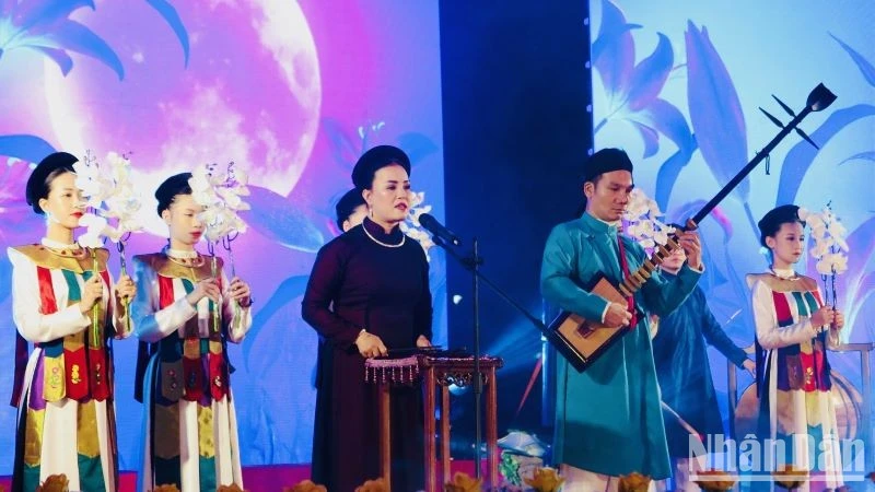 Trình diễn hát Ca trù.