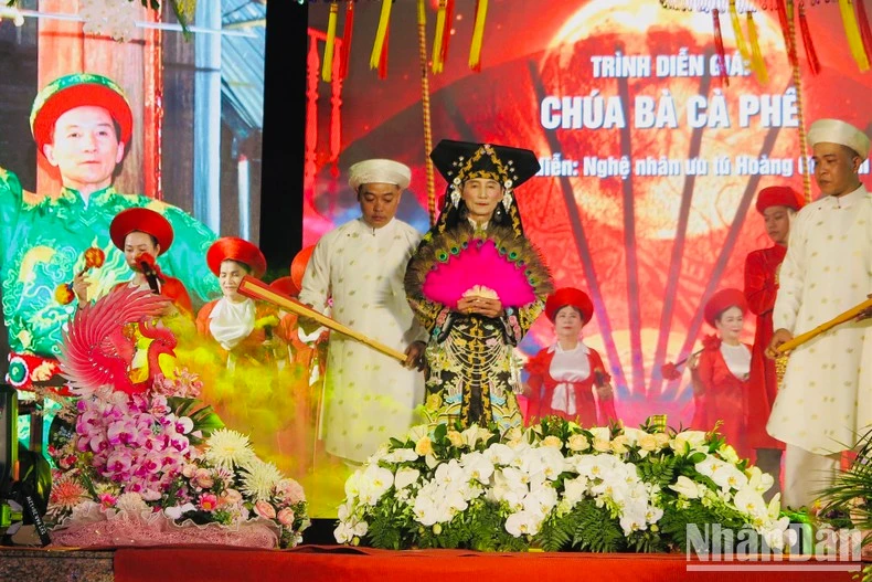 Nghệ nhân ưu tú Hoàng Gia Bổn trình diễn "Chúa Bà cà-phê".