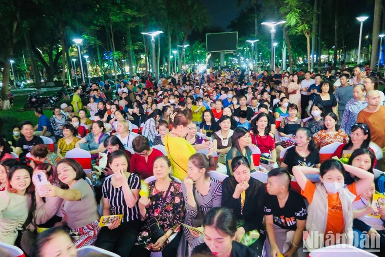 Đông đảo du khách và nhân dân thành phố Cảng tham dự chương trình trình biểu diễn các di sản văn hóa phi vật thể.