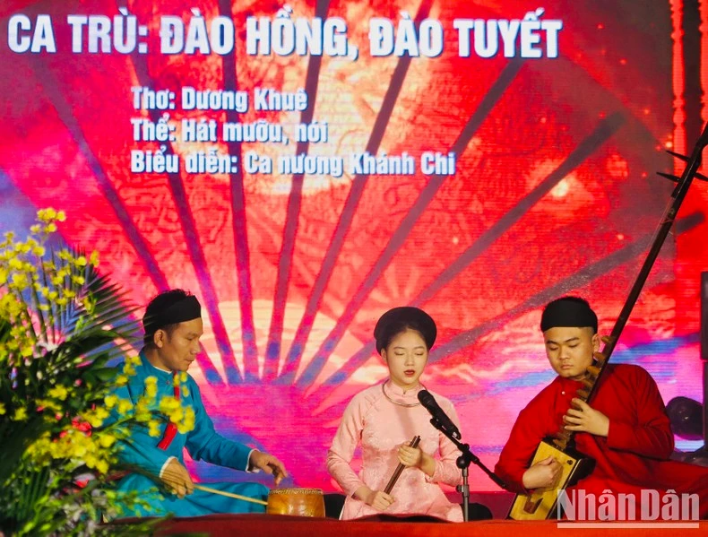 Ca nương Khánh Chi trình diễn Ca trù.