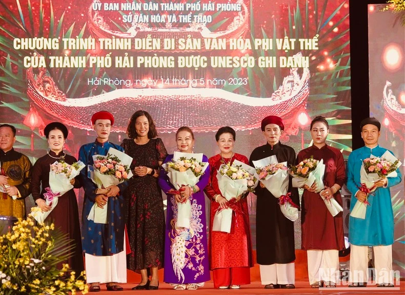 Lãnh đạo Sở Văn hóa-Thể thao Hải Phòng tặng hoa các nghệ nhân tham gia trình diễn.