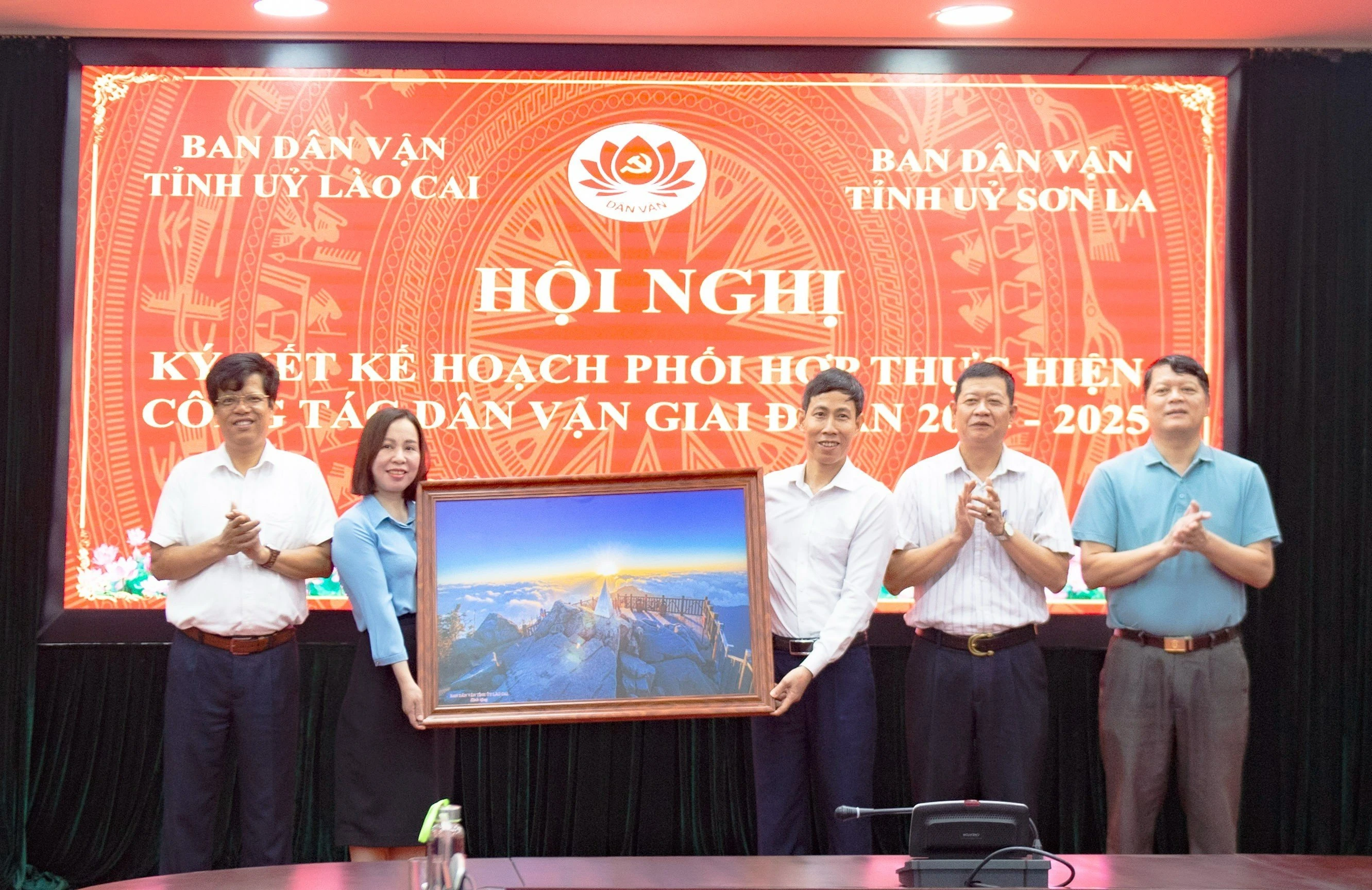 Ban Dân vận Tỉnh ủy Lào Cai tặng bức tranh luu niệm.jpg