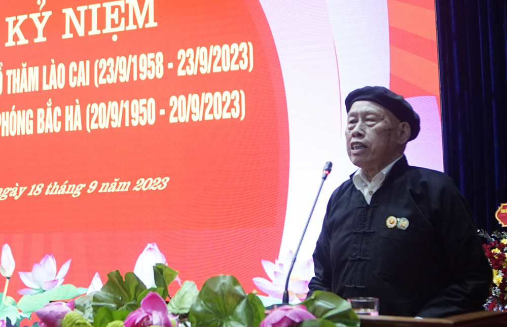 Nguyên lãnh đạo huyện Bắc Hà ôn lại kỷ niệm gặp mặt Bác Hồ. 3.JPG