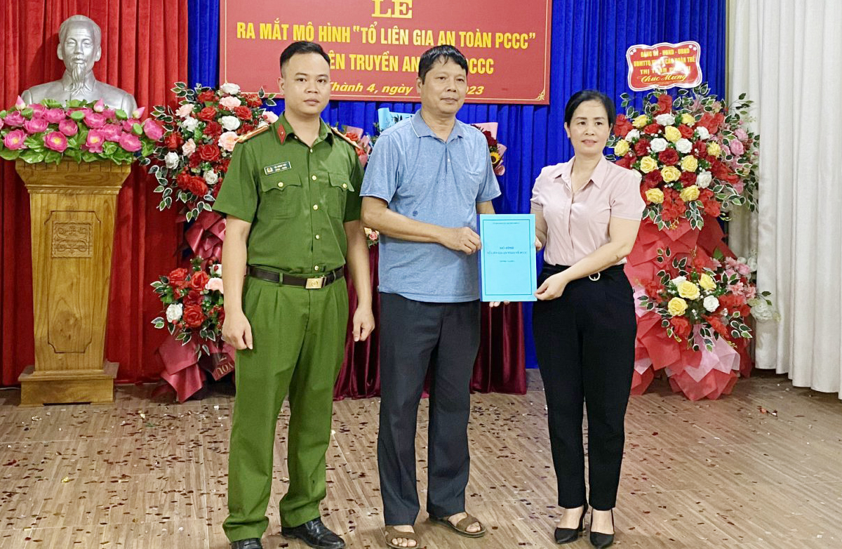 Ra mắt mô hình "Tổ liên gia an toàn PCCC" tại thị trấn Phố Lu (Bảo Thắng). 3a.jpg