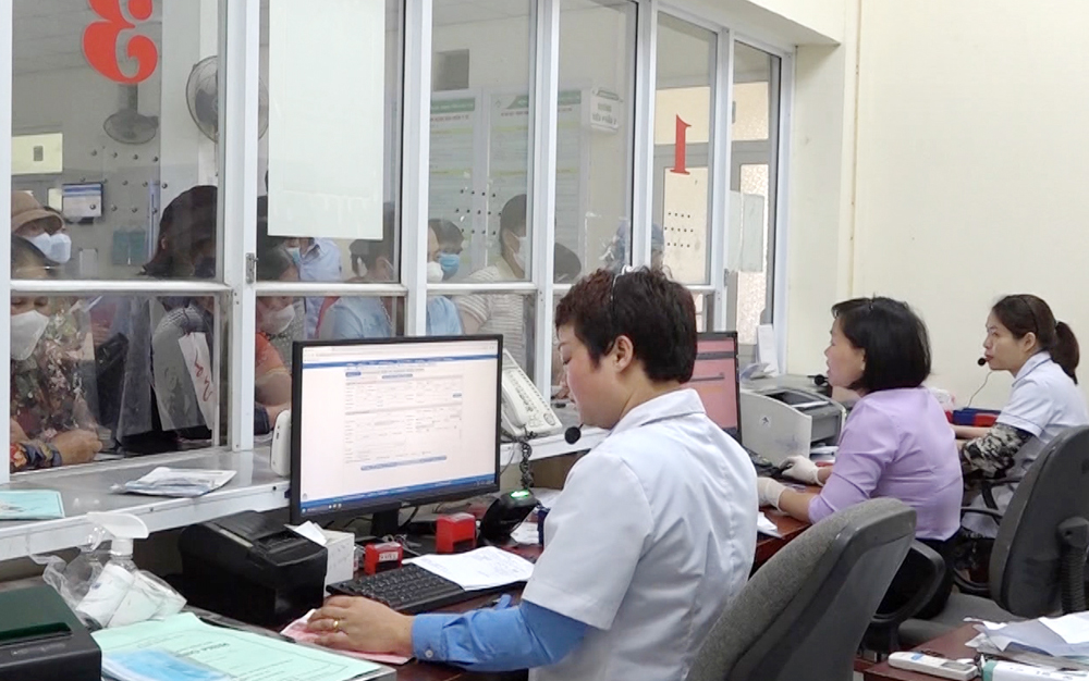 Đến nay, 100% cơ sở y tế trên địa bàn tỉnh thực hiện tiếp đón người bệnh đến khám- chữa bệnh bằng CCCD gắn chíp. KCB bang CCCD gan chip.jpg