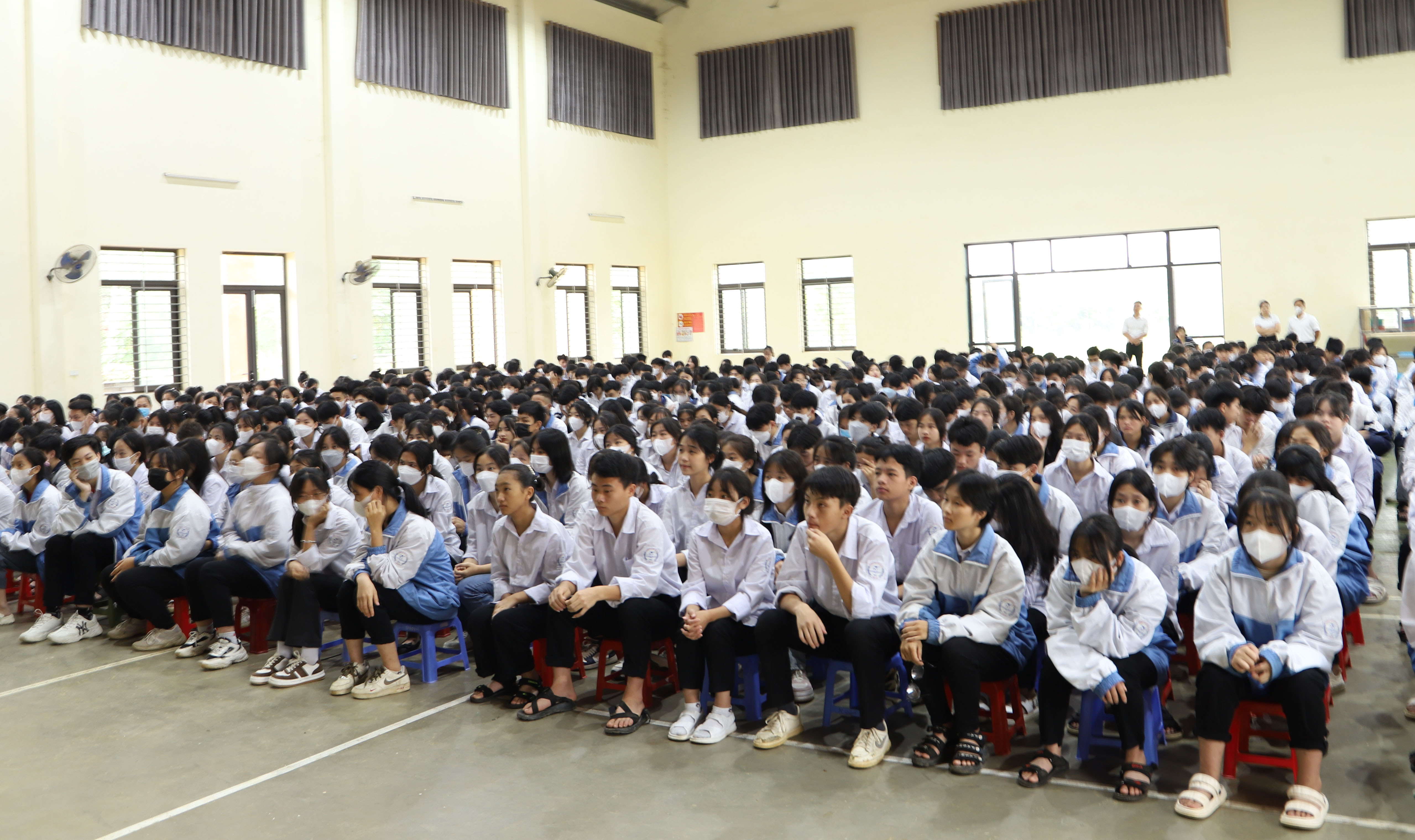 Đông đảo học sinh nhà trường tham gia buổi tuyên truyền. IMG_3352.JPG