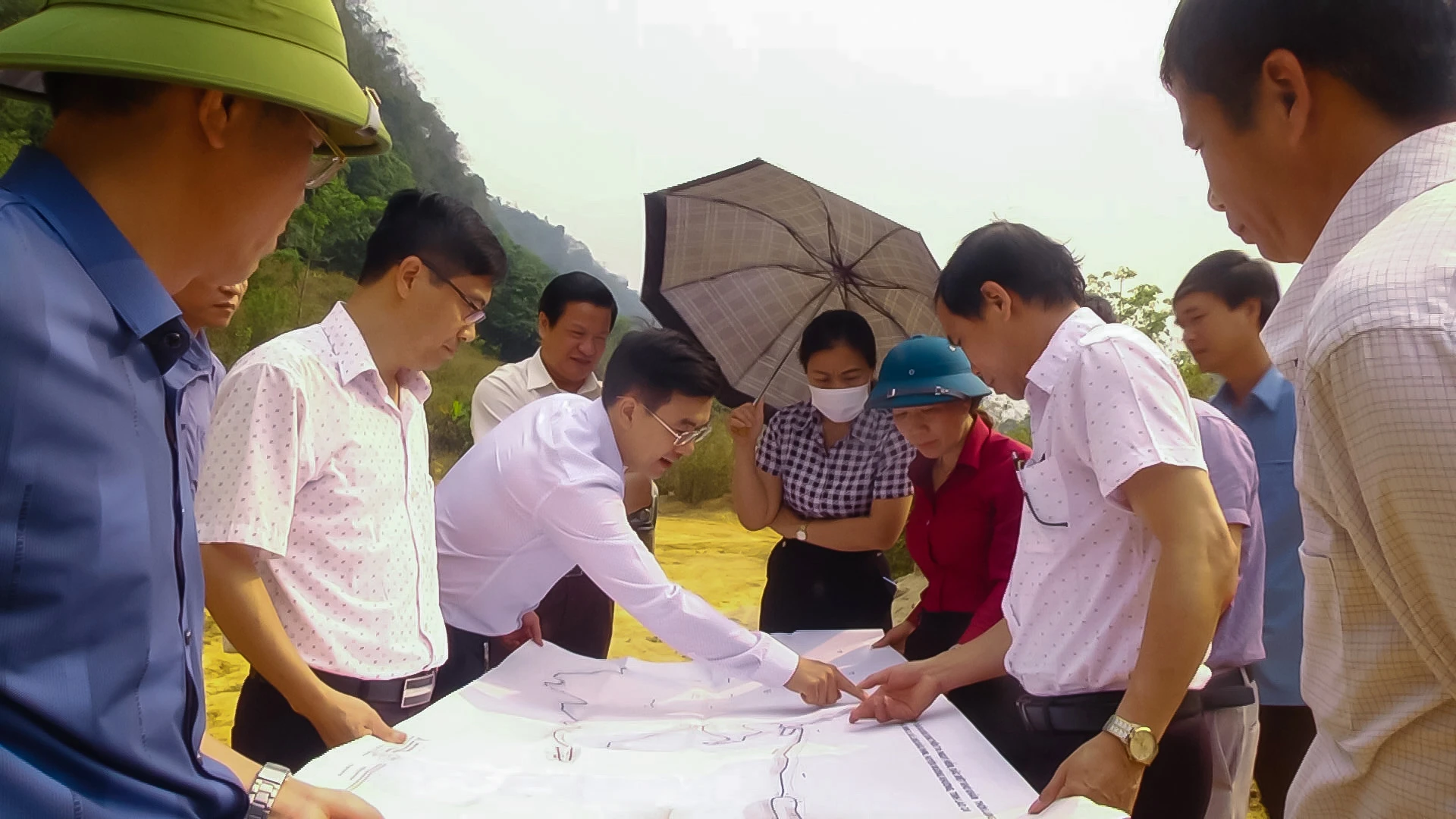 Đoàn giám sát thực tế tại Dự án sắp xếp dân cư tại thôn Na Vang – xã Lùng Khấu Nhin 1.jpg