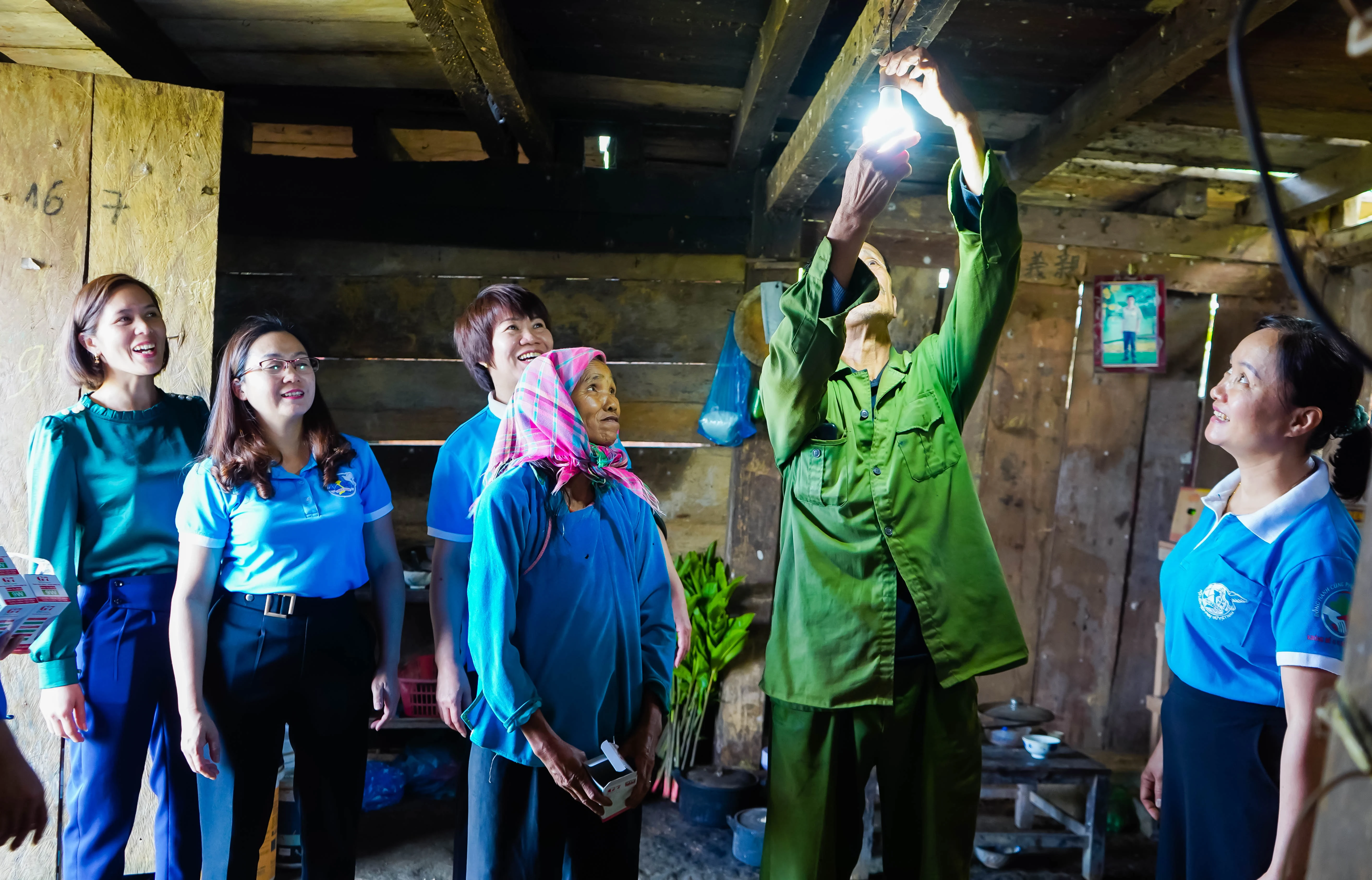 Niềm vui các hộ gia đình được trao tặng bóng đèn 2.jpg