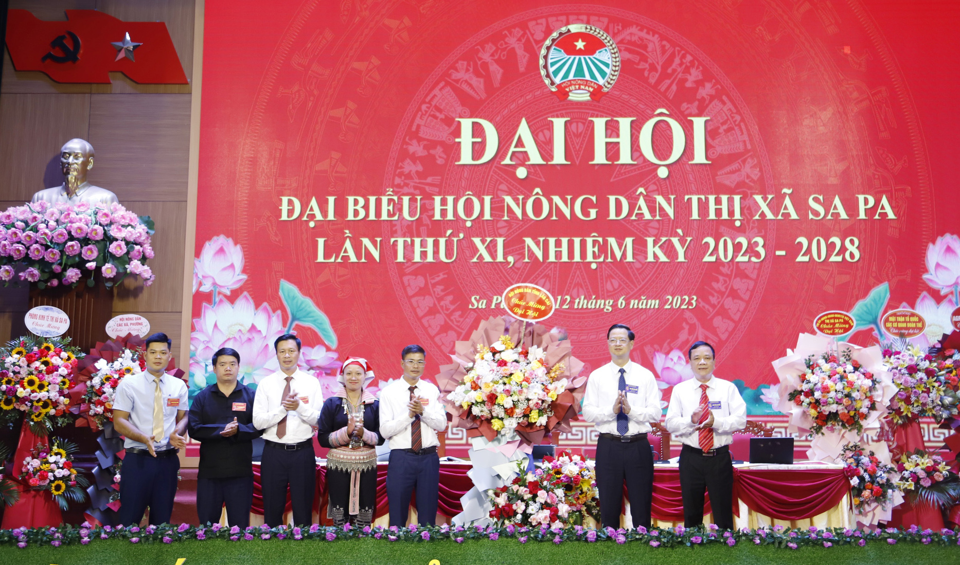 Lãnh đạo Hội Nông dân tỉnh tặng hoa chúc mừng Đại hội. _MG_9127.JPG