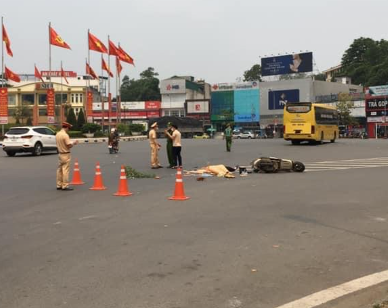 Hiện trường vụ tai nạn. z4280543470698_1adede483d1f89cec7fd22bbbbdddc00.jpg