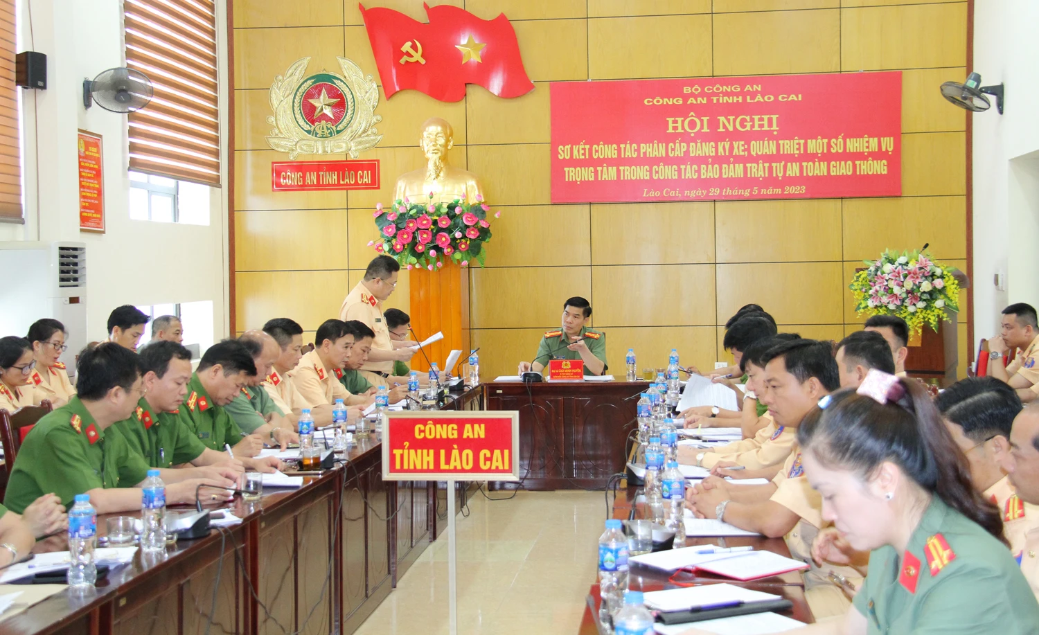 Đồng chí Trần Hùng - Phó trưởng phòng CSGT Công an tỉnh báo cáo những kết quả sau 1 năm triển khai phân cấp đăng ký xe.JPG