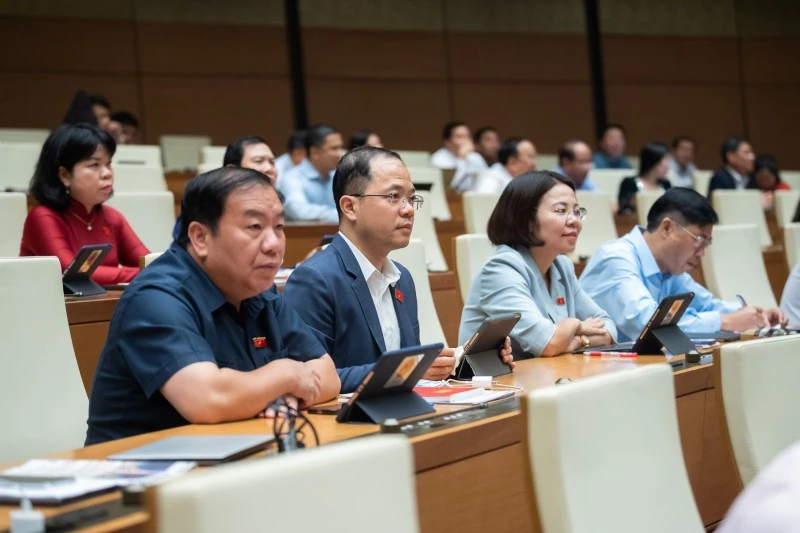 Báo cáo chỉ rõ, sau hơn 2 năm thực hiện, các Chương trình mục tiêu quốc gia còn chậm, thiếu vững chắc, làm ảnh hưởng đến kết quả thực hiện các mục tiêu của Chương trình cũng như các mục tiêu kinh tế - xã hội, làm giảm đi giá trị, thành công của các giai đoạn trước (Ảnh: Các đại biểu Quốc hội tại phiên họp sáng 30/10: VPQH)