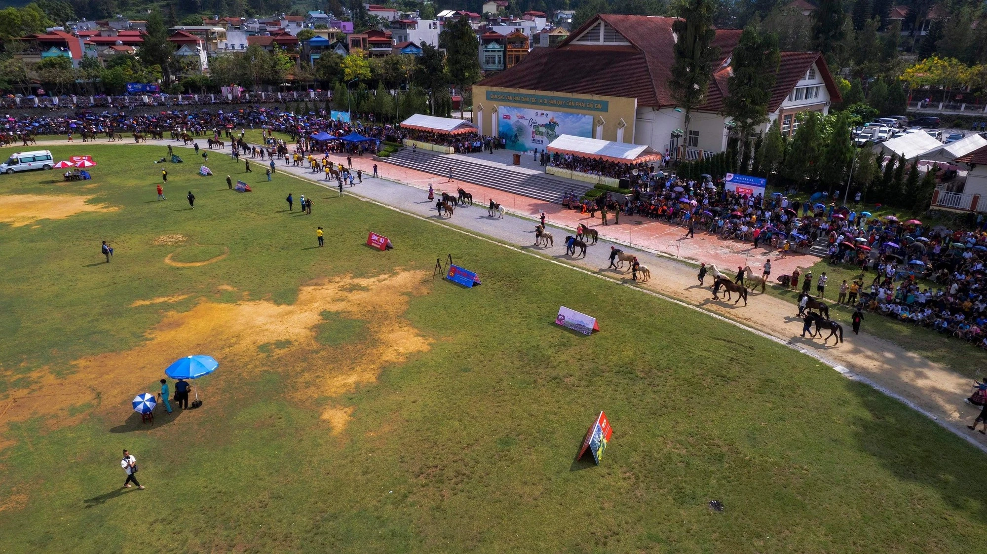Toàn cảnh một giải đua ngựa trước khi bắt đầu vào trận đấu.