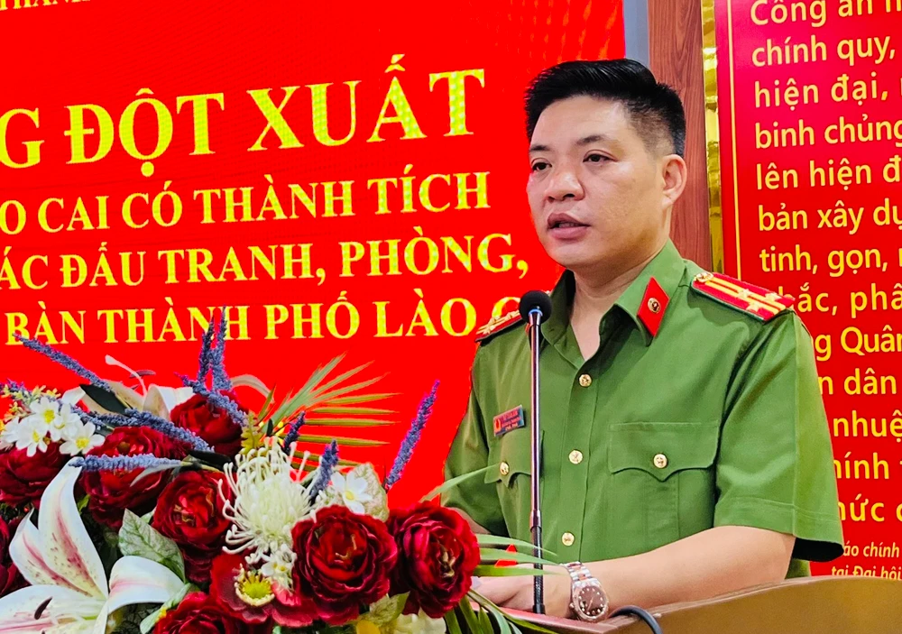 Ảnh 2. Thượng tá Đỗ Tuấn Sơn, Trưởng Công an thành phố báo cáo về tình hình ANTT trên địa bàn.jpg