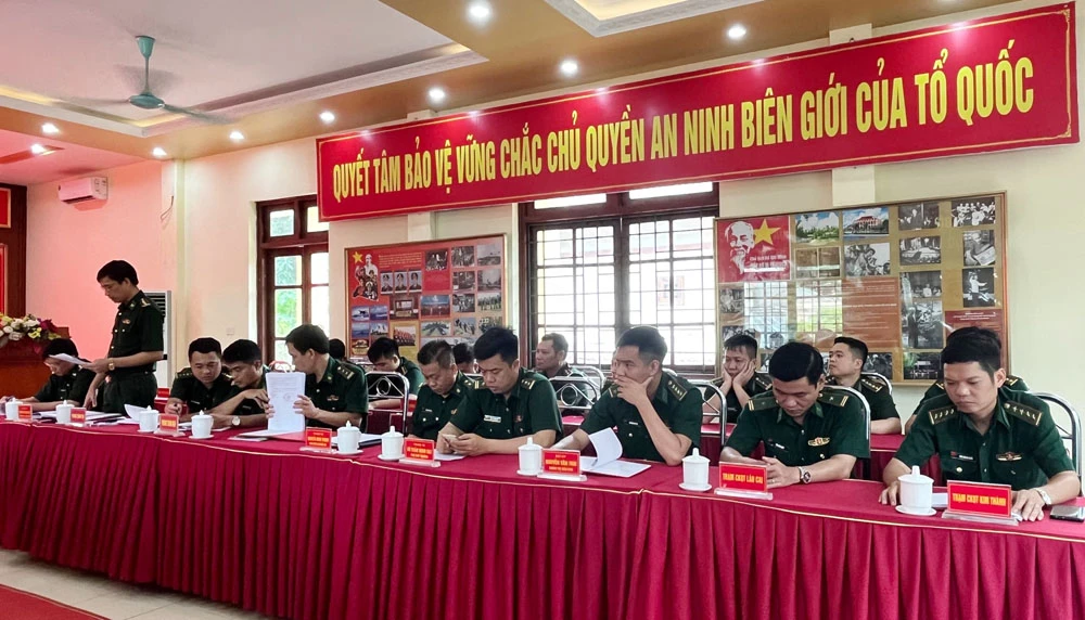 Cán bộ, chiến sĩ đồn Biên phòng CKQT Lào Cai tại buổi kiểm tra kết quả đào tạo, bồi dưỡng ngoại ngữ và khả năng sử dụng tiếng nước láng giềng của cán bộ nhân viên các đồn biên phòng.jpg