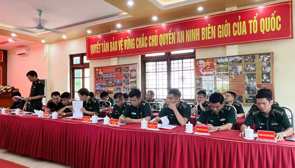 Cán bộ, chiến sĩ đồn Biên phòng CKQT Lào Cai tại buổi kiểm tra kết quả đào tạo, bồi dưỡng ngoại ngữ và khả năng sử dụng tiếng nước láng giềng của cán bộ nhân viên các đồn biên phòng.jpg