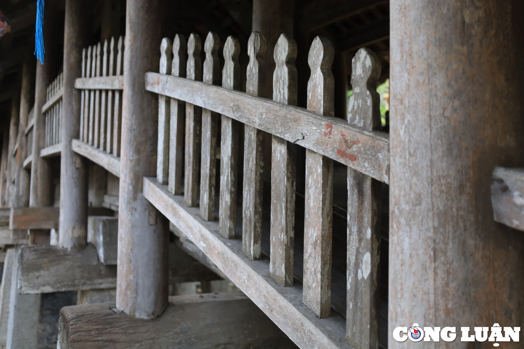 Phía ngoài hành lang là lan can với các đố thượng, đố hạ và 162 con song dáng lá đề.