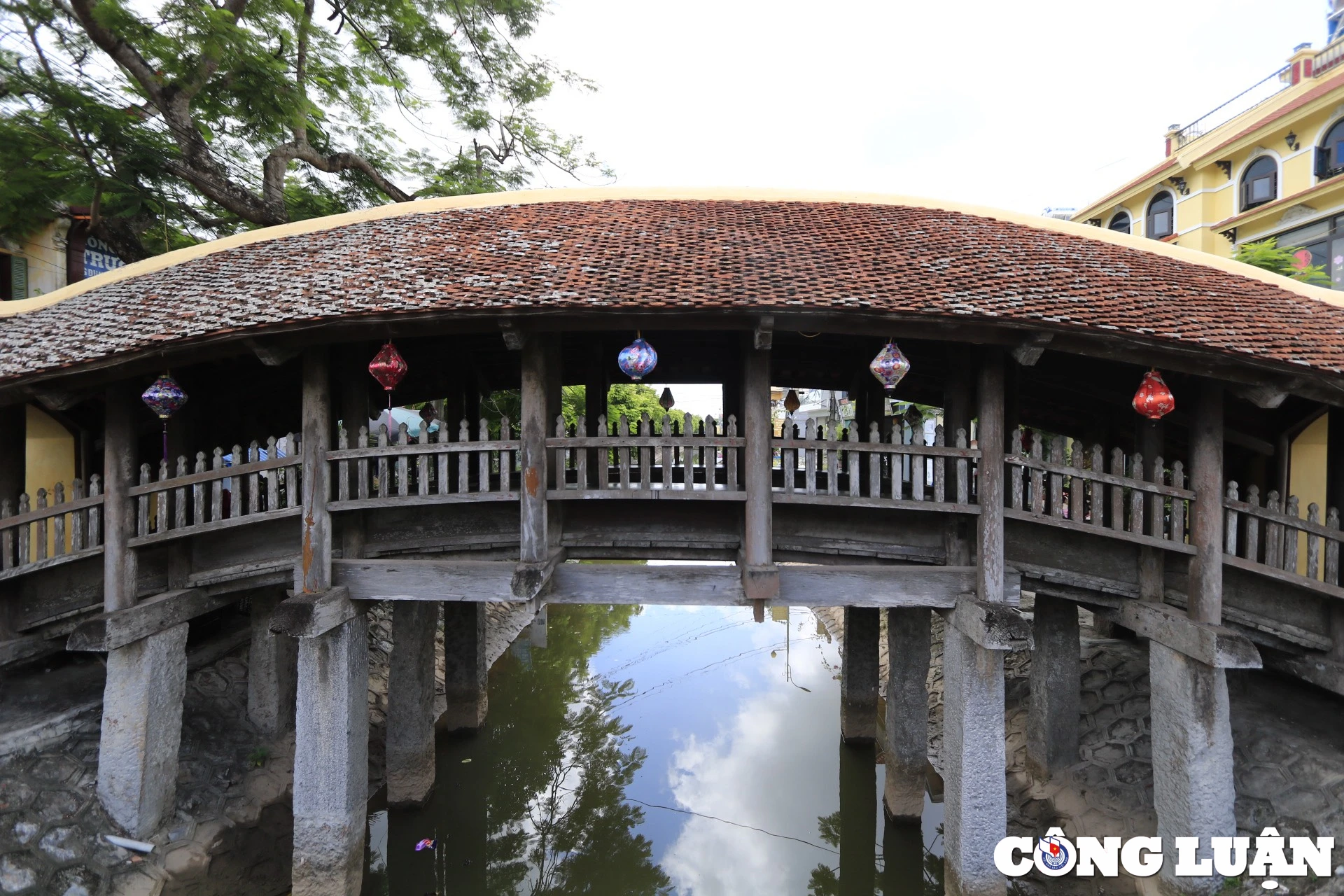 Cầu được dựng trên 18 trụ đá vuông, mỗi cạnh 35 cm xếp thành 6 hàng cột để gánh 6 vì, đỡ toàn bộ 9 gian nhà cầu. Nằm trên các trụ đá là hệ thống xà ngang, xà dọc bằng gỗ lim to chắc để đỡ các dầm và nâng sàn cầu, nhà cầu.