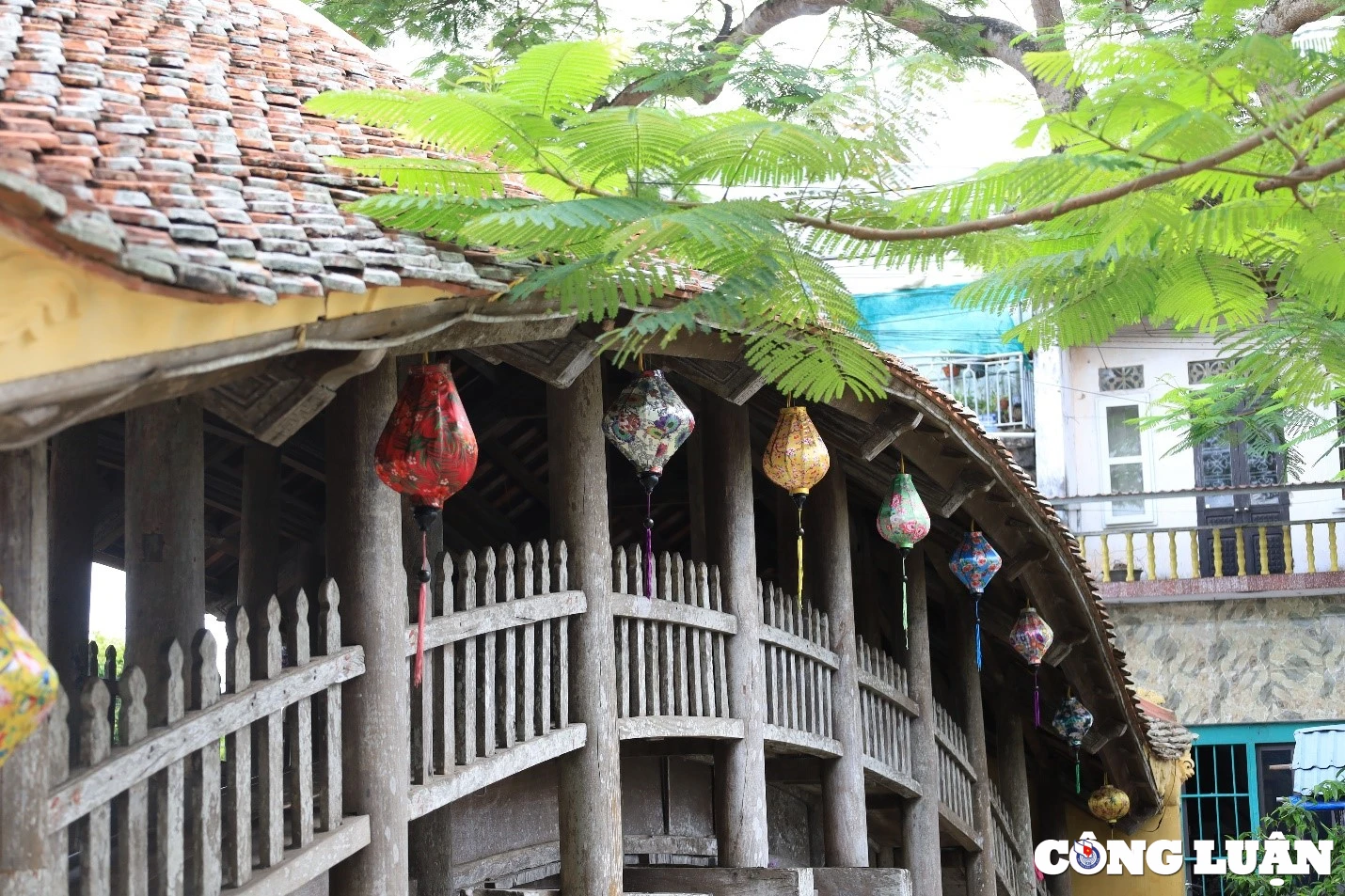 Hai bên lòng cầu là hai dãy hành lang và cũng được uốn cong theo thành cầu.