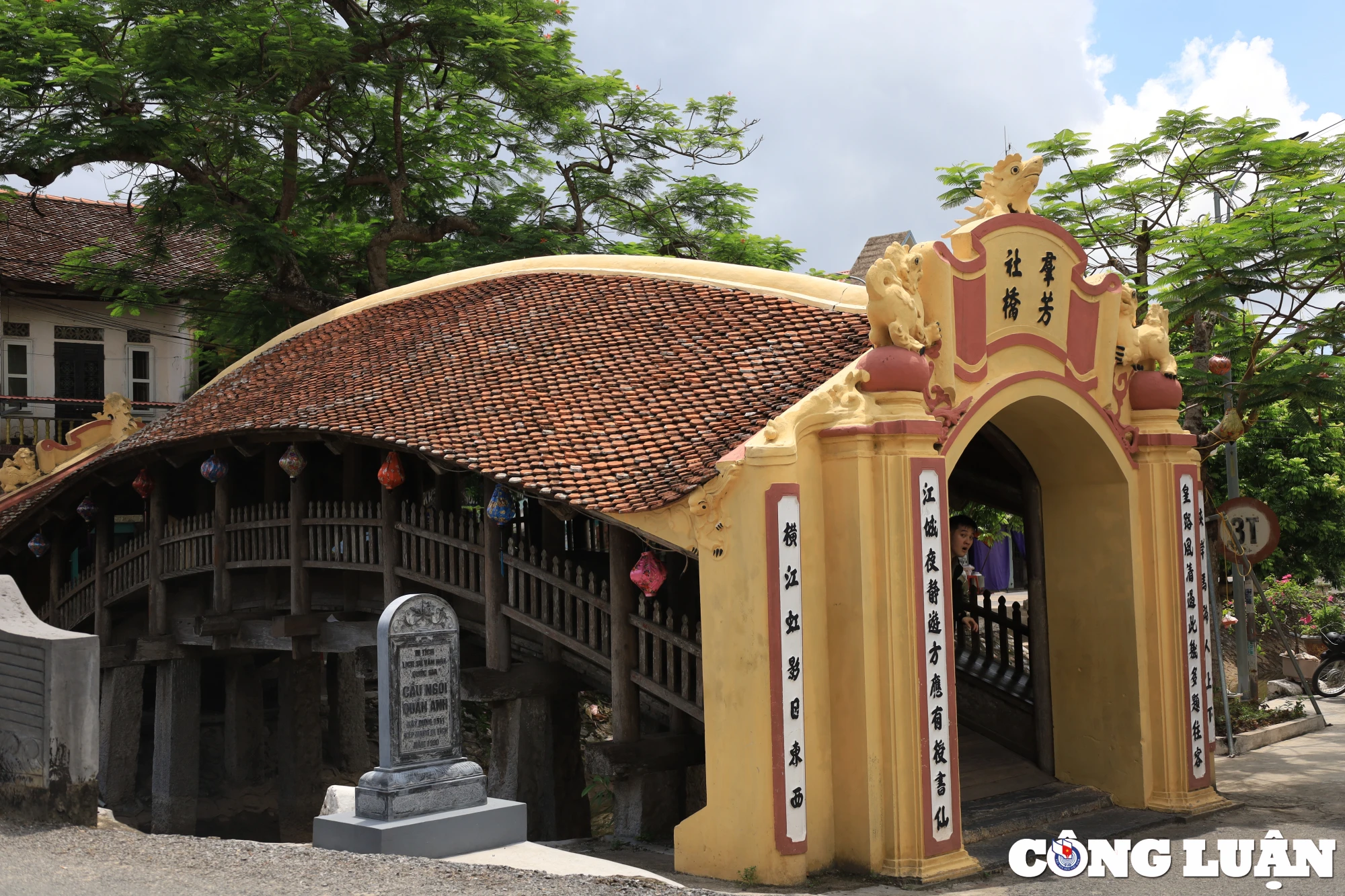 Mái ngói nhìn từ xa trông tựa như con rồng uốn khúc đang vươn mình bay lên.