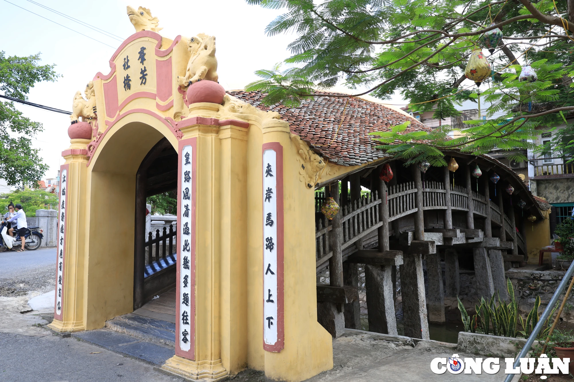 Cầu được xây dựng từ cuối thế kỷ thứ 15, thiết kế theo kiểu kiến trúc “Thượng gia hạ kiều” tức trên là nhà, dưới là cầu và được bắc ngang qua một con sông Trung Giang.