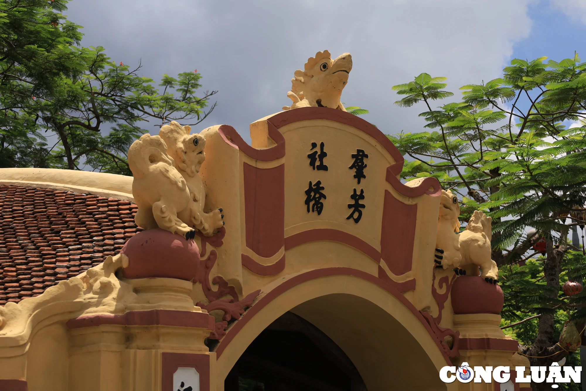 Mỗi đầu cầu đều có 4 con nghê chầu, dáng vẻ vừa thân thuộc vừa lộ vẻ uy nghiêm nhưng lại mang ý nghĩa sâu xa. Tựa như câu nói “Bốn con nghê đực chầu về tổ tông”.