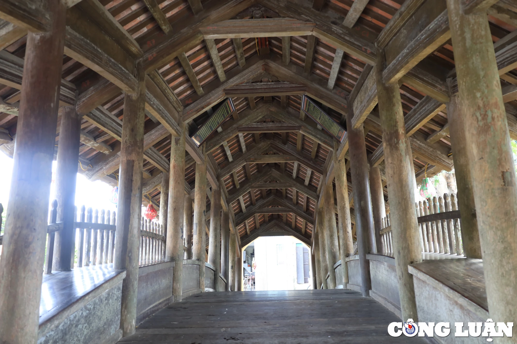 Lòng cầu rộng 2 m gồm nhiều thanh gỗ lim trên hàng dầm uốn cong. Sàn cầu có nhiều thanh gỗ ngắn hơn được vuốt tròn cạnh tạo thành những điểm gờ nổi để khách bộ hành lên xuống đỡ bị trượt chân.