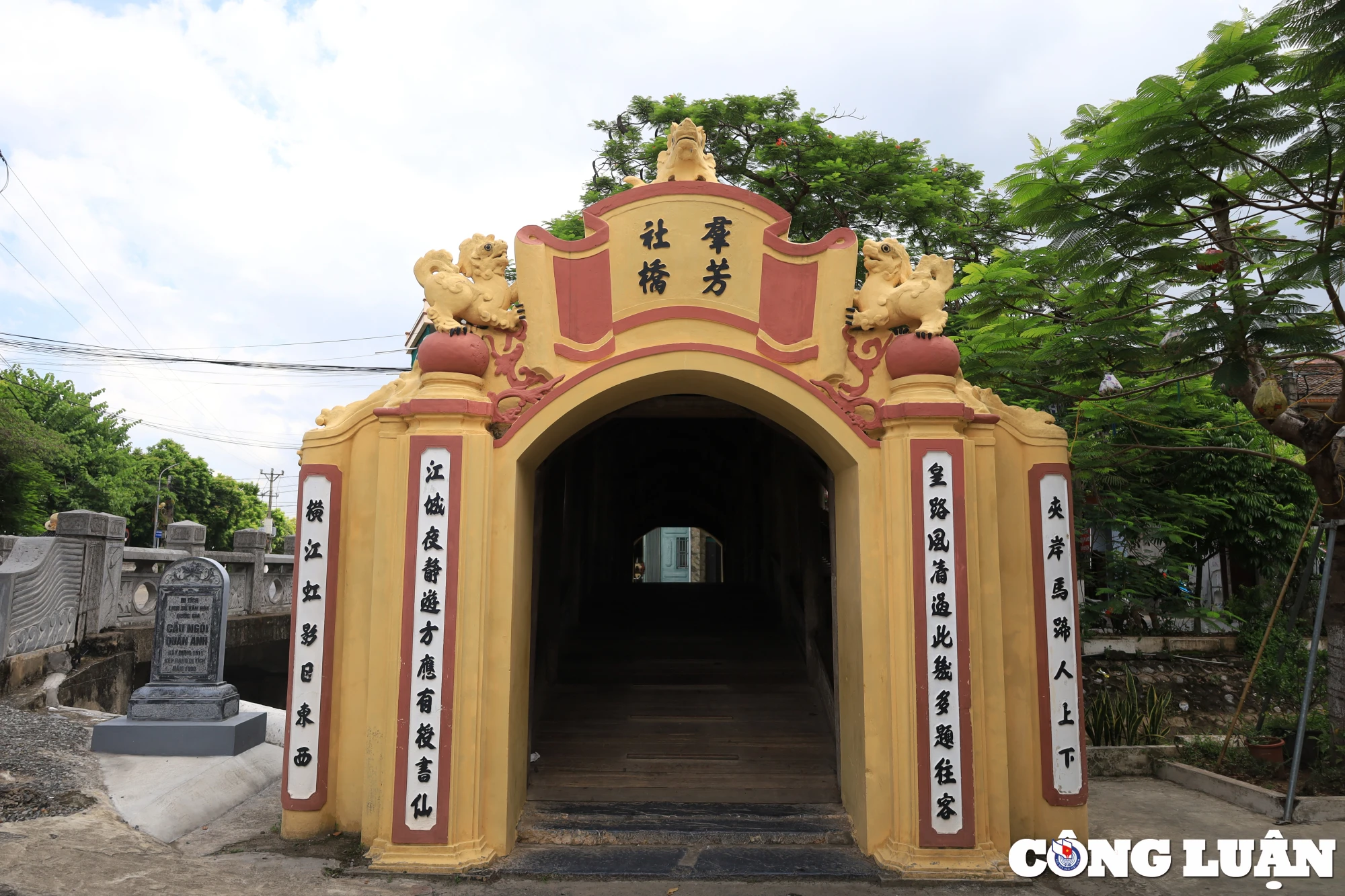 Hai bên mặt tiền cầu được thiết kế, trang trí giống nhau với tông màu vàng nổi bật. Cùng với đó là cuốn thư tạo dáng mềm, có ghi 4 chữ “Quần Phương xã kiều”, tức cầu xã Quần Phương (nay là xã Hải Anh, huyện Hải Hậu).