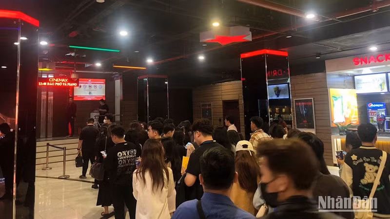 Khán giả xếp hàng vào xem phim.