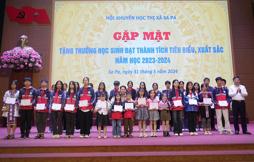 Hội khuyến học thị xã khen thưởng cho 124 em học sinh có hoàn cảnh khó khăn vươn lên trong học tập đạt thành tích xuất sắc trong năm học 2023-2024.JPG