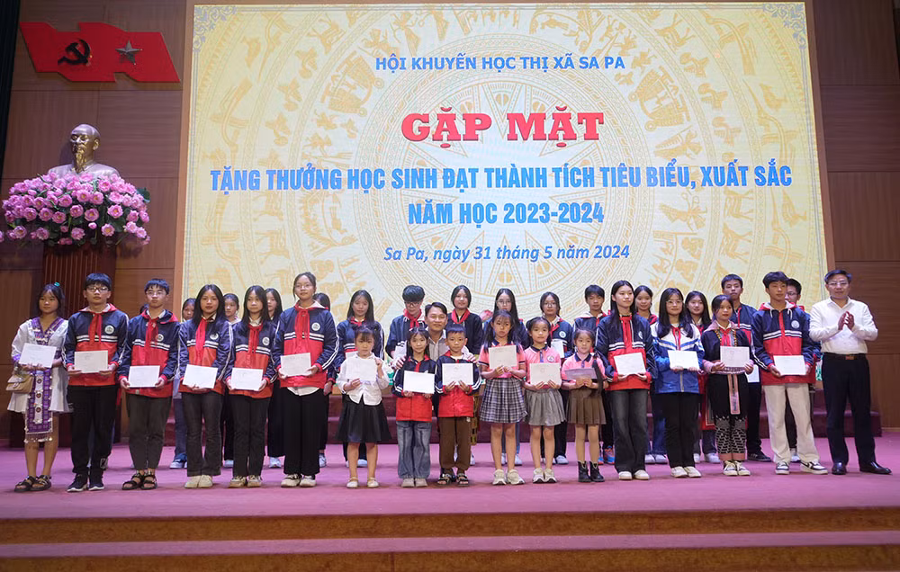 Hội khuyến học thị xã khen thưởng cho 124 em học sinh có hoàn cảnh khó khăn vươn lên trong học tập đạt thành tích xuất sắc trong năm học 2023-2024.JPG