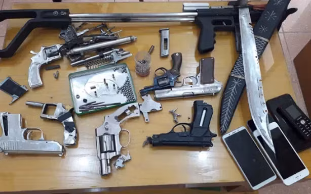 Tội phạm sử dụng súng tự chế, vũ khí thô sơ, dao và phương tiện tương tự dao gây án đang diễn biến rất phức tạp.