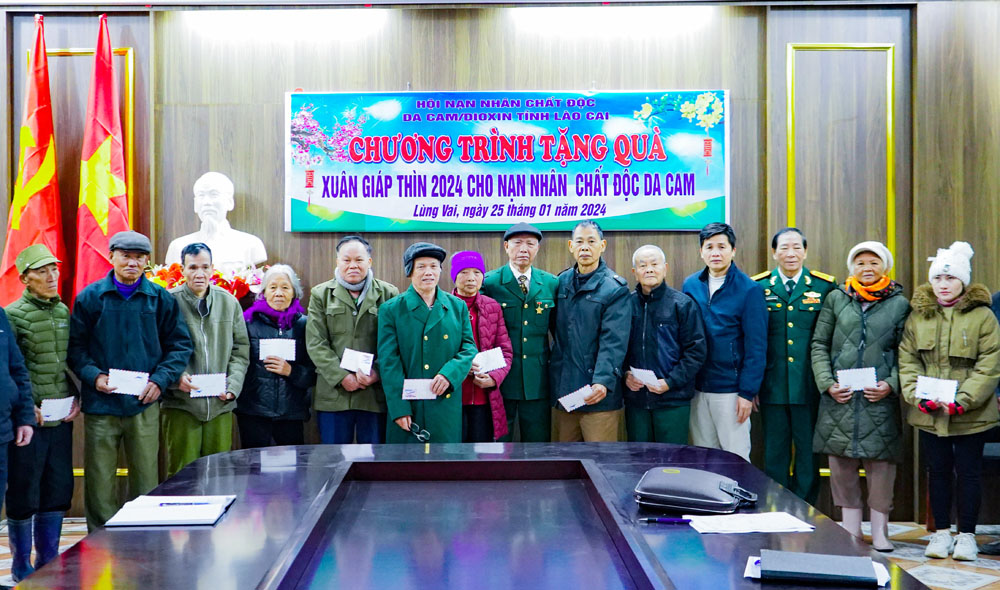 Trao quà cho các gia đình nạn nhân chất độc da cam huyện Mường Khương. Anh 3.jpg