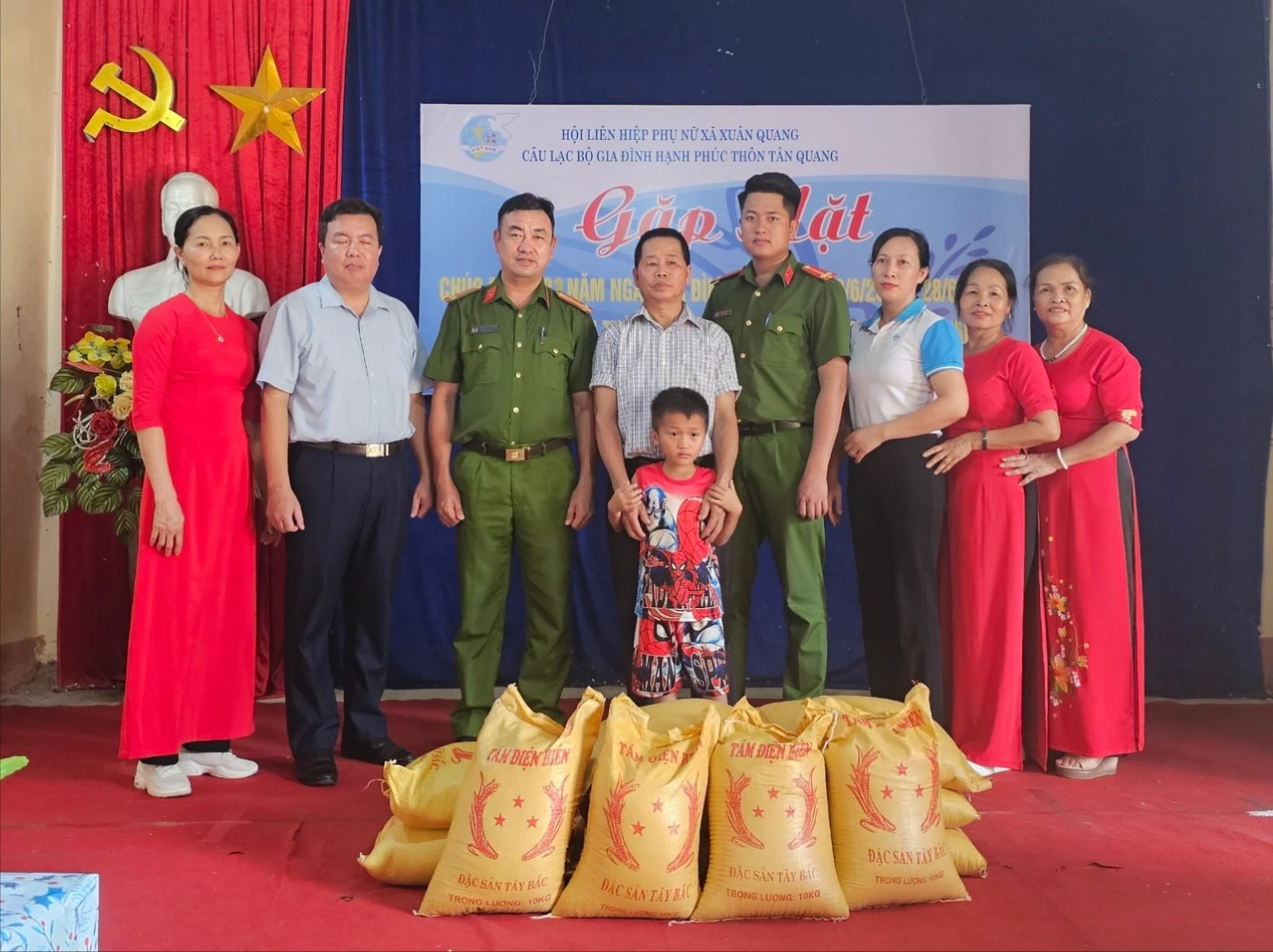 Ảnh 2- các cơ quan đoàn thể trao tặng các phần quà cho cháu Trần Huy Quân.JPG