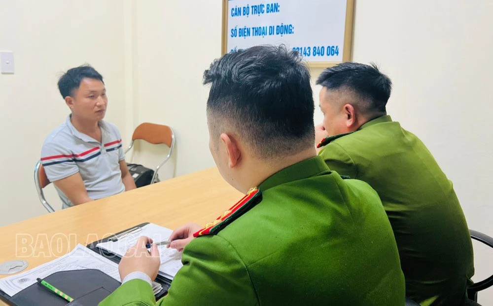 Ảnh 2. Tiến hành lấy lời khai ban đầu đối với đối tượng Triệu Văn Cường.jpg