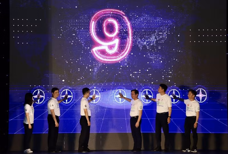 Nghi thức tắt đèn hưởng ứng Chiến dịch Giờ Trái đất năm 2024 đã chính thức diễn ra tại phố đi bộ Hồ Gươm.