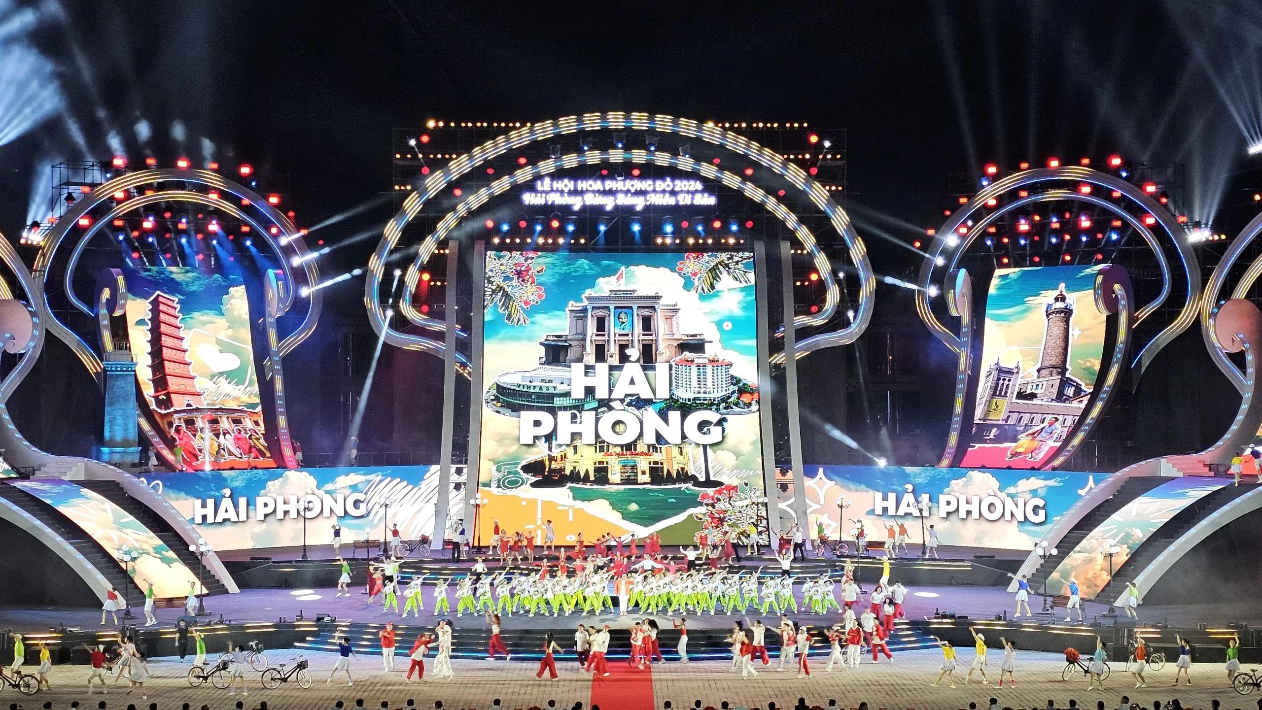 Các tiết mục nghệ thuật với sự tham gia của hàng trăm diễn viên quần chúng.