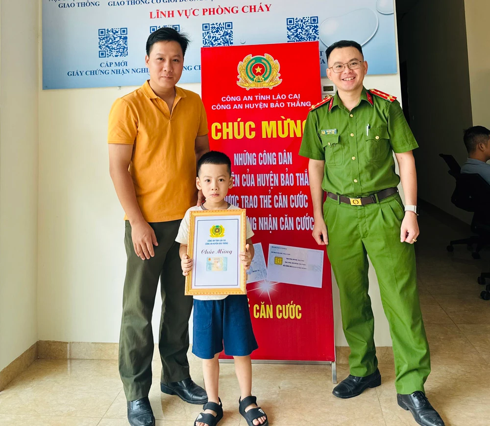 13. Trao Căn cước cho trẻ từ 6 đến 14 tuổi.jpg