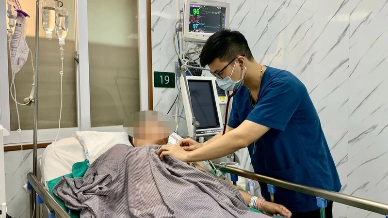 Bác sĩ chuyên khoa II Nguyễn Tiến Dũng, Trung tâm Đột quỵ, Bệnh viện Bạch Mai thăm khám cho người bệnh.