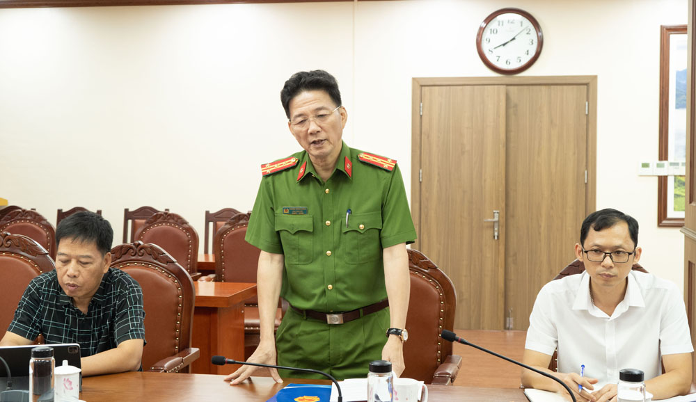 Đại tá Hoàng Mạnh Hùng phát biểu tại buổi làm việc. Đại tá Hoàng Mạnh Hùng – Phó Giám đốc Công an tỉnh, Phó Trưởng Ban ATGT tỉnh kết luận buổi làm việc.jpg