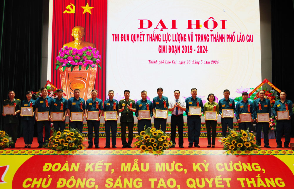 UBND thành phố trao thưởng cho các tập thể có thành tích xuất sắc. TP1.JPG