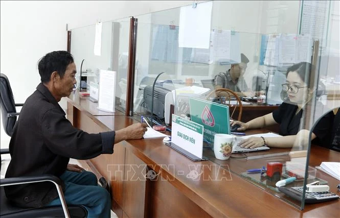 Các hộ nghèo, cận nghèo làm thủ tục vay vốn phát triển kinh tế tại Chi nhánh ngân hàng chính sách xã hội huyện Bắc Hà, tỉnh Lào Cai.