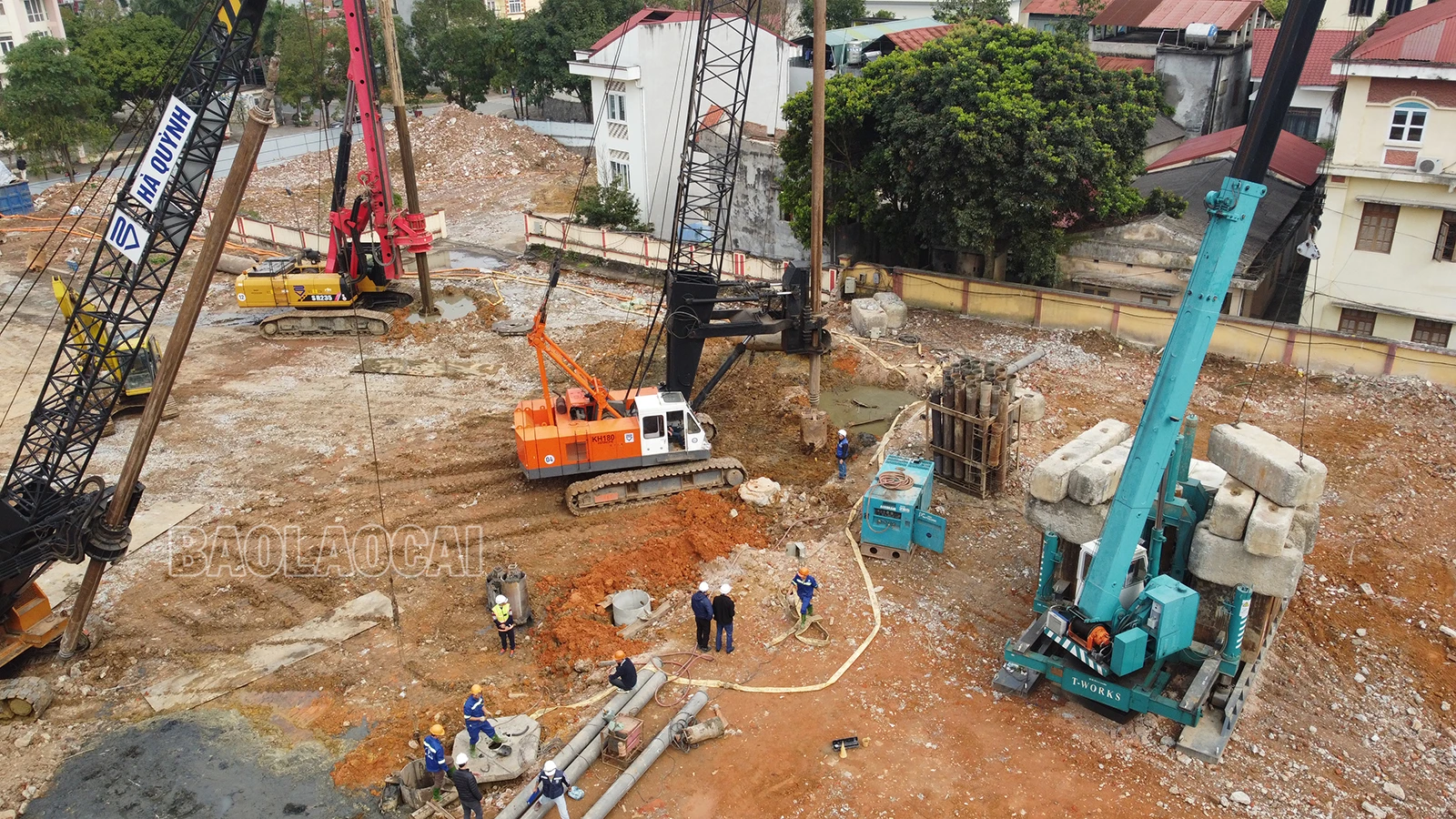 Nhà thầu huy động lực lượng, phương tiện đẩy nhanh tiến độ thi công Trụ sở hành chính mới huyện Bảo Thắng.jpg