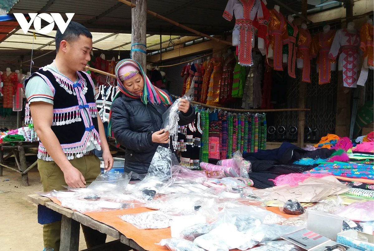 Các sạp hàng chủ yếu bày bán trang phục dân tộc Mông cách tân.