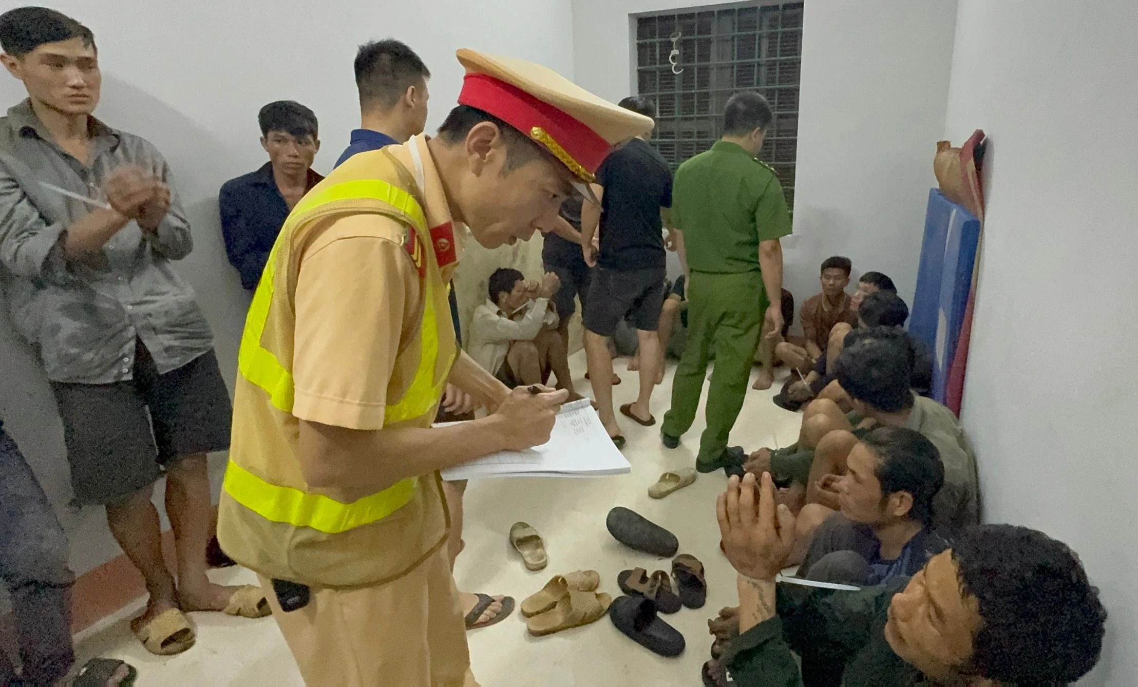 Ảnh 3. Lực lượng chức năng thu thập thông tin các đối tượng (4).jpg